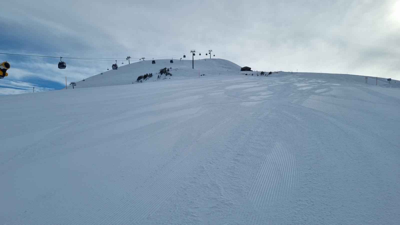 Das Skigebiet Metsch an der Lenk verfügt über mehrere Skilifte und ist bei Skifahrern und Snowboardern sehr beliebt. Das Bild zeigt eine Piste mit der Gondelbag Stand xPress Aufnahme vom 16.03.2023