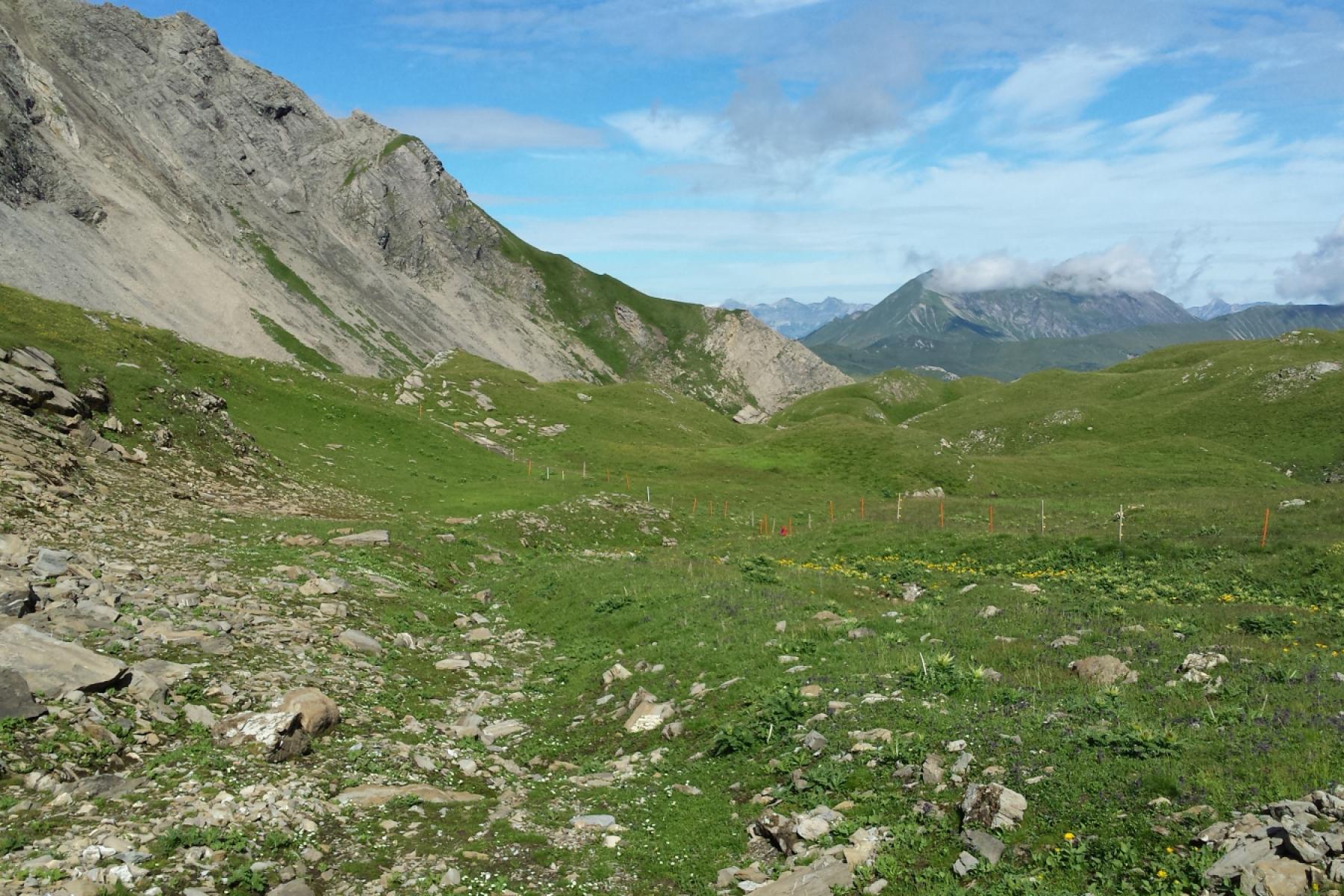 Von der Iffigenalp zum Weisshorn, malerische Berglandschaft mit den Rawiliner Seen, Blick auf der Ebene der Rawiliner Seen