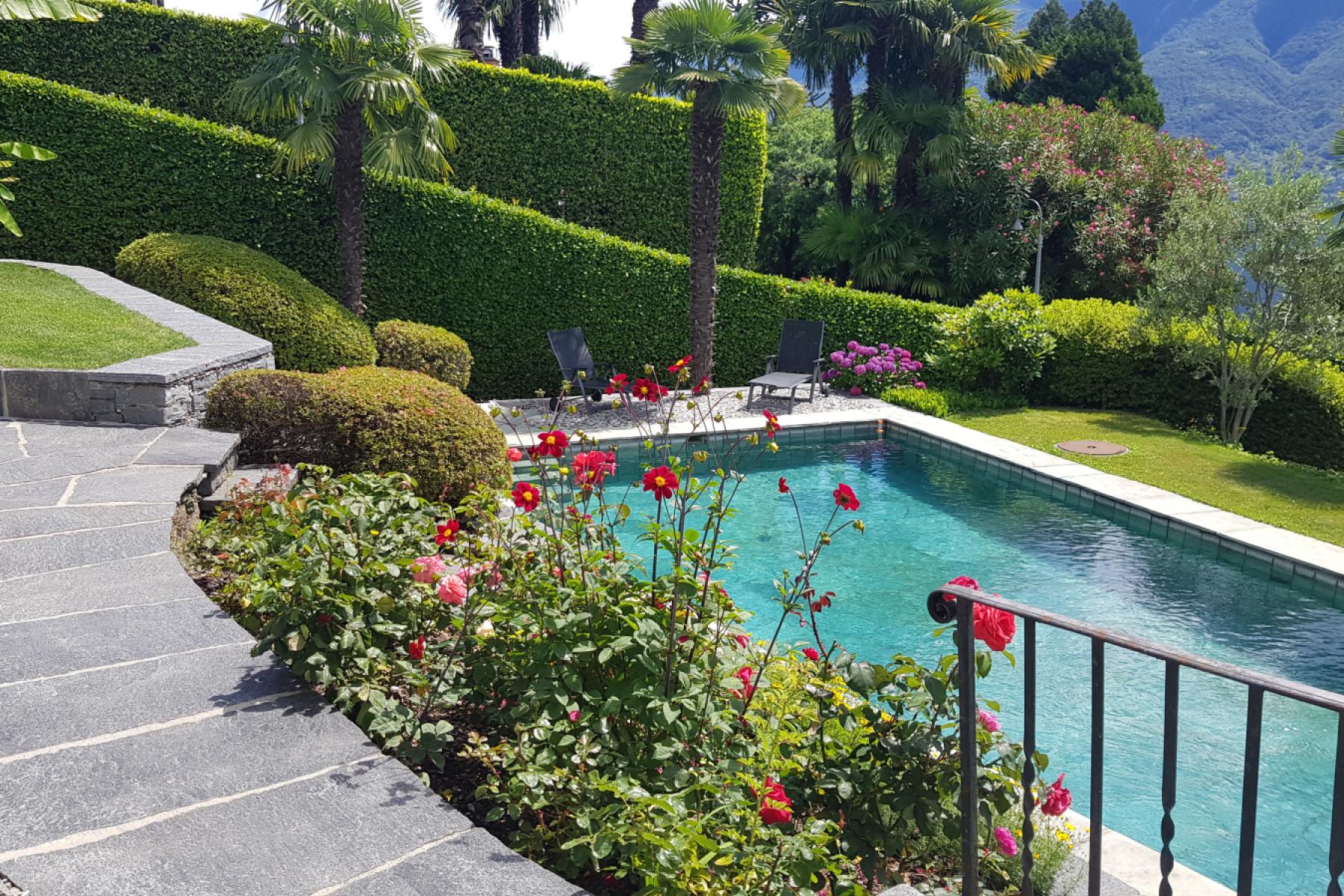 Das Ferienhauses Casa Ramerino in Brissago ist umgeben von vielen Blumen und Sträuchern. Besonders auffällig ist das Schwimmbad, welches exklusiv zur alleinigen Benutzung der Gäste zur Verfügung steht. 