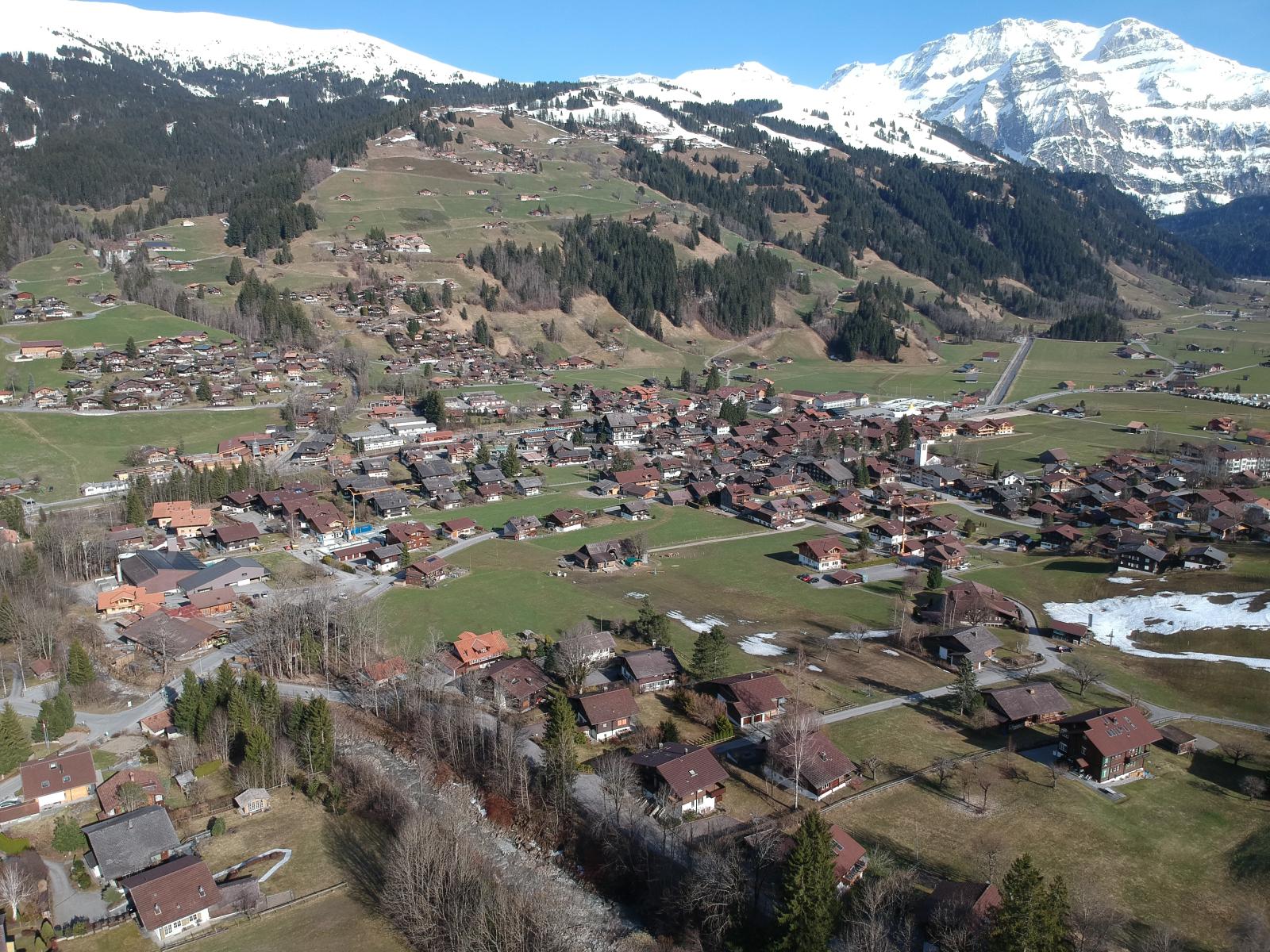 Das charmante Dorf Lenk beherbergt wahre Juwelen für Klein und Gross. Drohnenaufnahme vom ganzen Dorf.