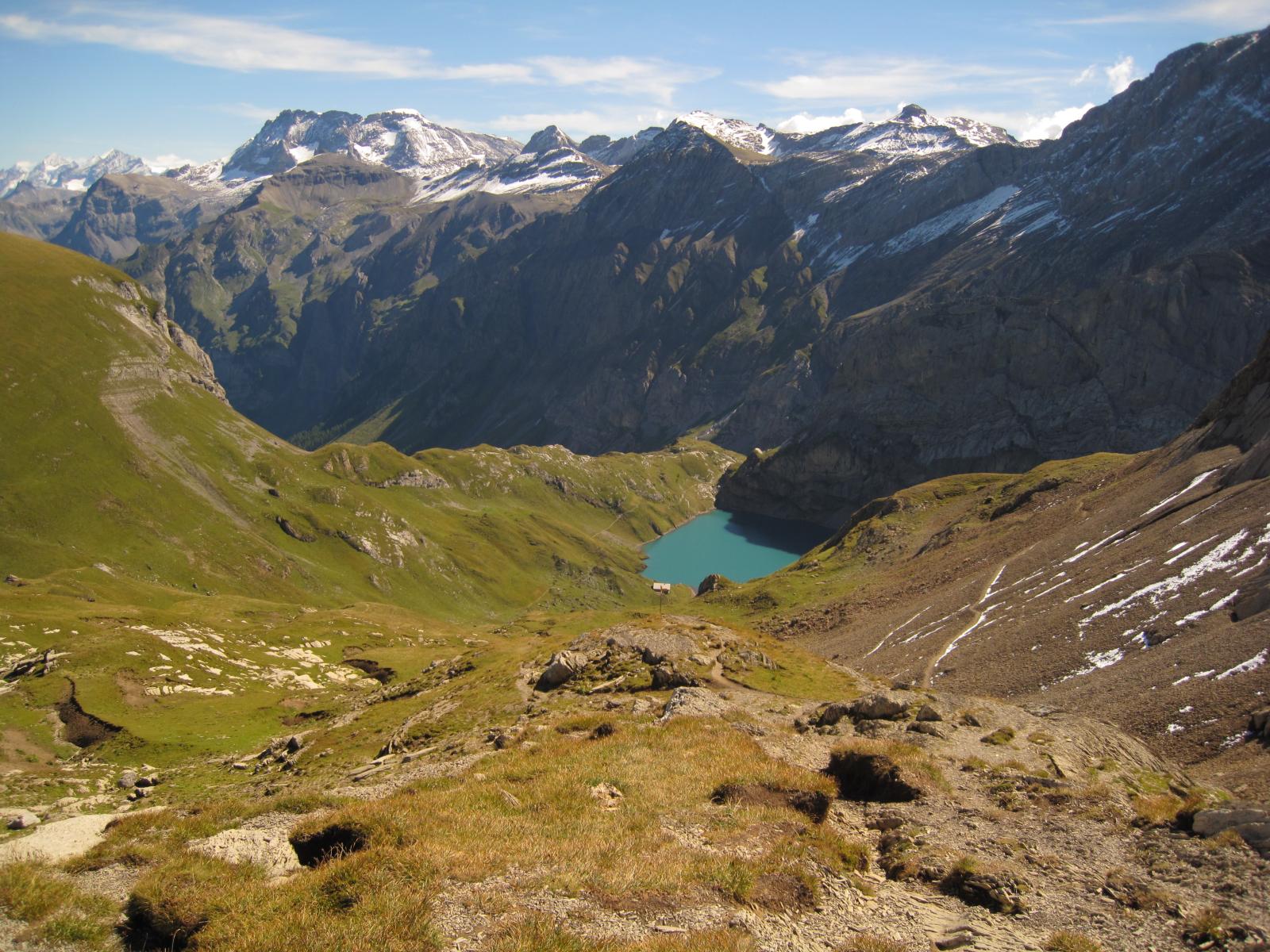 Iffigensee von oben fotografiert mit einer Drohne bei sonnigem Wetter, Ein beliebtes Ziel für Wanderungen und Bergtouren ist der Iffigensee welcher von der Iffigenalp zu Fuss (Bergwanderweg) in ca. 1 1/2 Stunden zu erreichen ist.