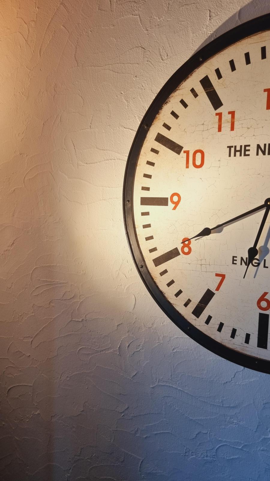 Das grosse offene Wohnzimmer mit dem Esstisch und der Eckbank im Chalet Catarina an der Lenk perfekt für gemütliche Stunden mit der Familie oder Freunden. Das Bild zeigt den Esstisch und das grosse offene Wohnzimmer.