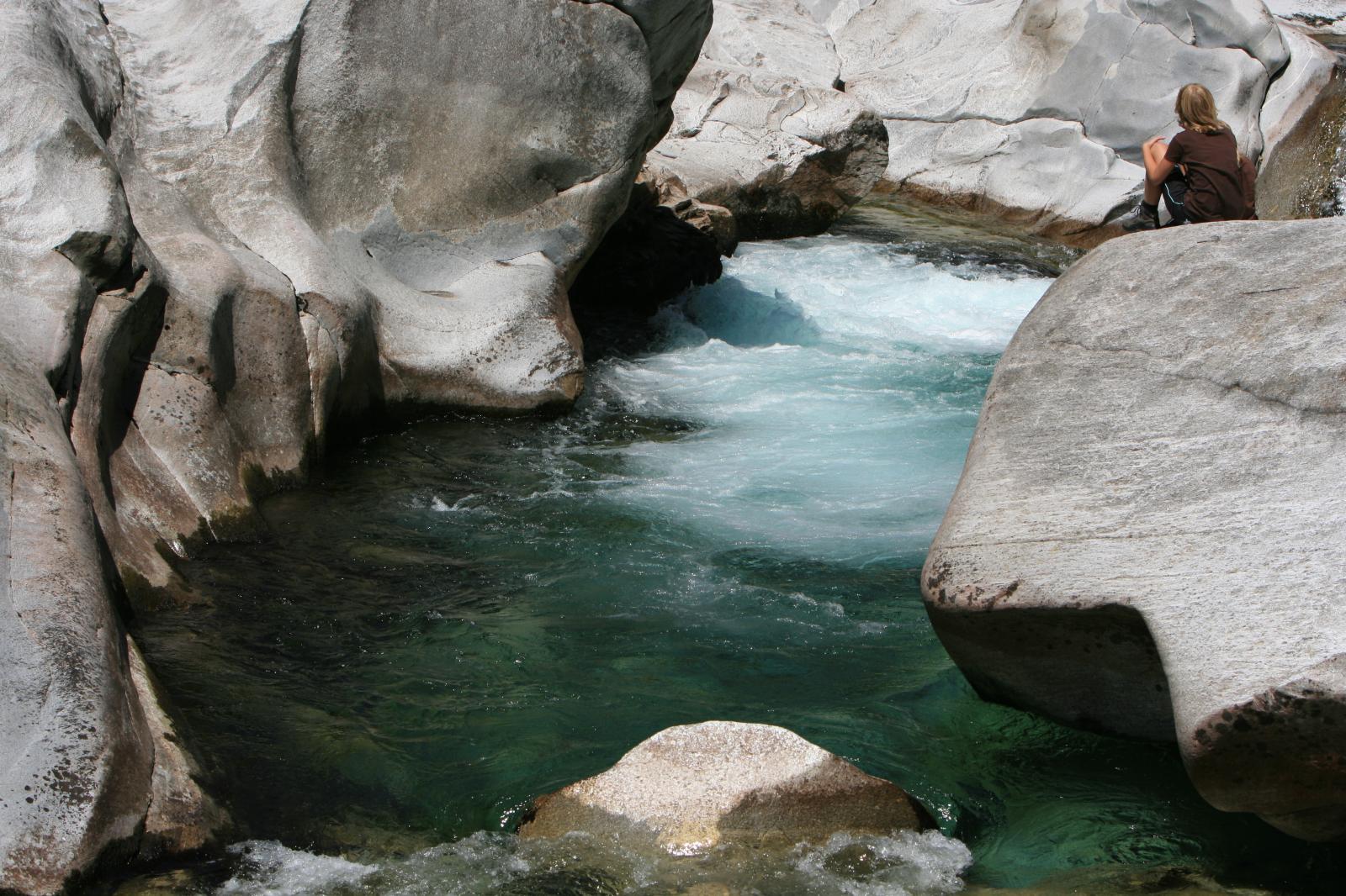Die Verzasca der Fluss mit Glasklarem Wasser und schönen Steinen