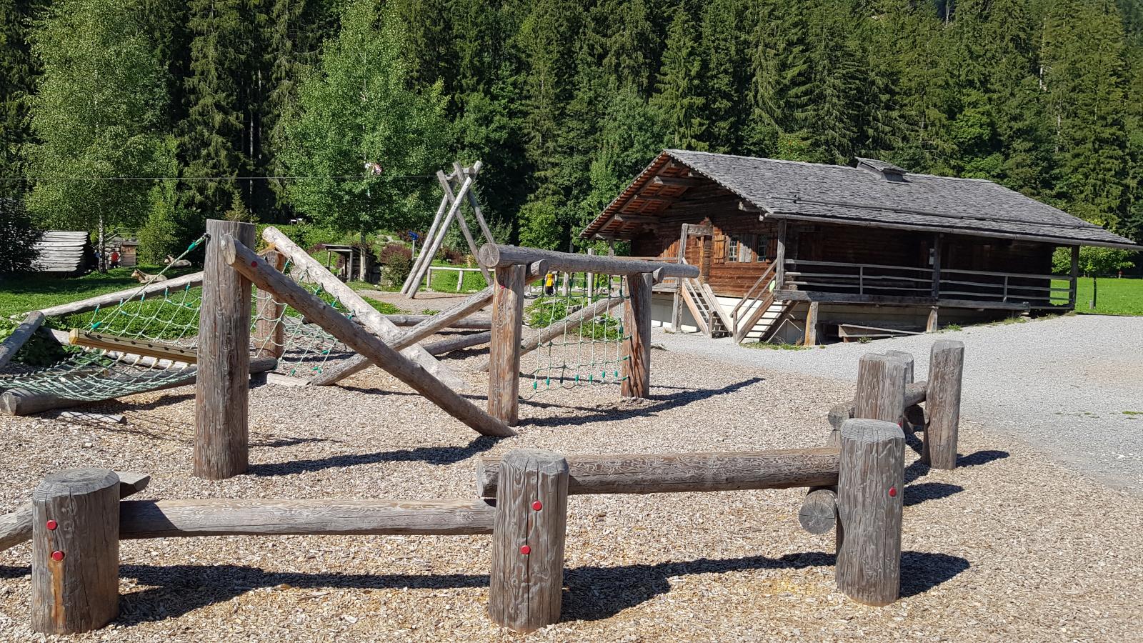 Der Kinderspielplatz am Lenkerseeli bietet zahlreiche Attraktionen und ist ein Paradies für Kinder jeden Alters. Das Foto zeit einen Detailanblick der Spielgeräte