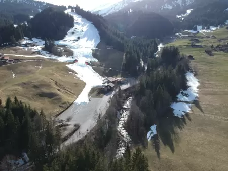 Betelberg mit der Region Wallegg an der Lenk welches ein vielfältiges Skigebiet für Anfänger und Fortgeschrittene. Das Bild zeigt eine Drohnenaufnahme mit der Sesselbahn Wallegg.