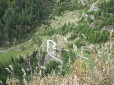 Der Stausee del Sambuco, ein Ort von tiefer Ruhe und erhabener Pracht. Das türkisfarbene Wasser spiegelt die umliegenden Gipfel wider und scheint einen Zugang zu einer verborgenen Welt zu bieten. Das Bild zeigt die enge Straase