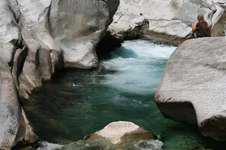 Die Verzasca der Fluss mit Glasklarem Wasser und schönen Steinen