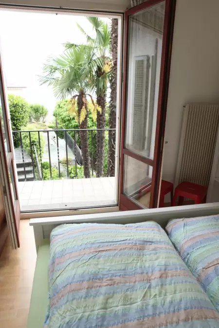 Das liebevoll gestaltete Zimmer bieten nicht nur eine gemütliche Atmosphäre, sondern auch eine herrliche Aussicht. Teilweise geniesst man einen freien Blick auf den atemberaubenden Lago Maggiore. Das Bild zeigt durch die Balkontreppe die Aussicht