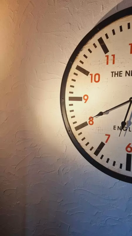 Das grosse offene Wohnzimmer mit dem Esstisch und der Eckbank im Chalet Catarina an der Lenk perfekt für gemütliche Stunden mit der Familie oder Freunden. Das Bild zeigt den Esstisch und das grosse offene Wohnzimmer.