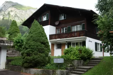 Frontalansicht Chalet Catarina vom Parkplatz aus, an der  Aegertenstrasse 33 CH-3775 Lenk im Simmental
