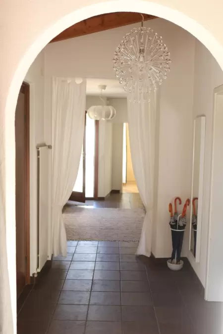 Ihre Reise kann Beginnen beginnt im grosszügigen Eingangsbereich und der angenehme Atmosphäre des Casa Ramerino in Brissago, Tessin.Hauses. Das Bild zeigt den Eingangsbereich inkl. Garderobe