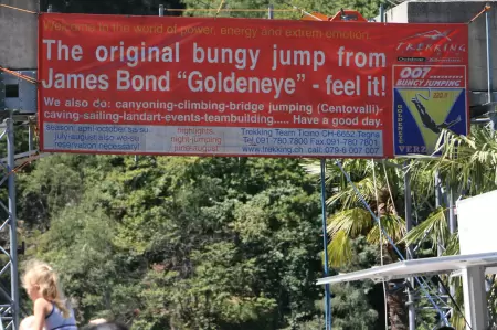 Erleben Sie das Gefühl, einmal selbst Stuntman oder Stuntfrau in einem James-Bond-Film zu sein, während Sie vom Bungee-Jumping auf der Verzasca-Staumauer springen.