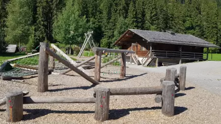 Der Kinderspielplatz am Lenkerseeli bietet zahlreiche Attraktionen und ist ein Paradies für Kinder jeden Alters. Das Foto zeit einen Detailanblick der Spielgeräte