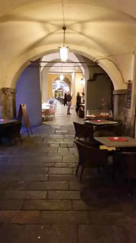 Alles in allem sind die Gassen von Cannobio ein unverzichtbarer Teil des Besuchs in der Stadt und bieten eine einzigartige und charmante Atmosphäre. Das Bild zeigt eine enge Gasse resp. mit Rundbögen.