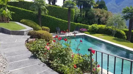 Das Ferienhauses Casa Ramerino in Brissago ist umgeben von vielen Blumen und Sträuchern. Besonders auffällig ist das Schwimmbad, welches exklusiv zur alleinigen Benutzung der Gäste zur Verfügung steht. 