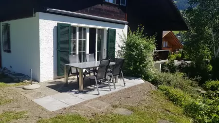 Der provisorisch vergrösserte Aussensitzplatz ist der ideale Ort für gemütliche Mahlzeiten und angeregte Gespräche mit Freunden und Familie. Das Bild zeigt des Sitzplatz.