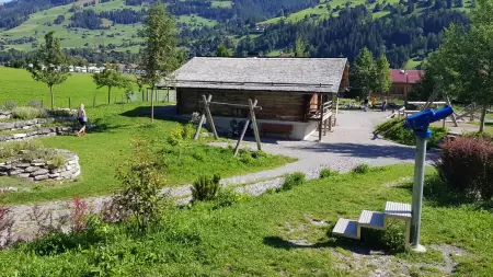 Der rund 7.000 Quadratmeter grosse Begegnungs- und Kinderspielplatz ist ein Paradies für Familien. Das Bild zeigt die Alphütte