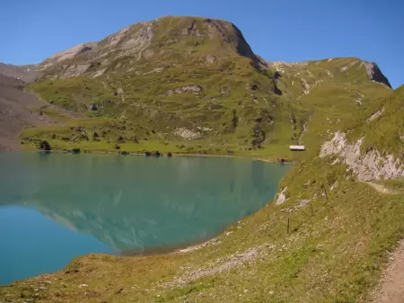 Der Iffigensee ist ein Bergsee in der Nähe der Iffigenalp. Er liegt auf einer Höhe von etwa 1480 Metern und wird von einer imposanten Bergkulisse umgeben. Das Bild zeigt den Iffigensse vom Tungelpass her.