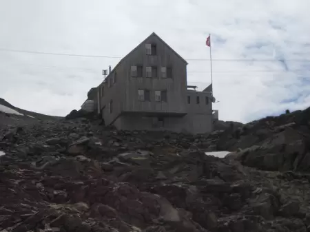 Die Wildstrubelhütte befindet sich in der Nähe des Wildstrubel und dem Plaine Morte Gletscher und ist ein beliebtes Ziel für Wanderer und Bergsteiger. Das Bildz zeigt die Frontalansicht, fotografiert vom Aufstieg aus.
