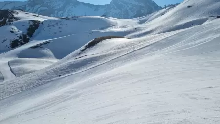 Der Wildstrubel ist ein bekanntester Berg in der Schweiz und ragt majestätisch über der Lenk-Region auf. Das Bild zeigt die Piste vom Luegli ins Geils mit dem Wildstrubel.
