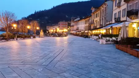 Cannobio welches im Piemont liegt, bietet ein perfektes Reiseziel für Urlauber, die eine Kombination aus Kultur, Geschichte und Natur suchen, und die das mediterrane Flair und das italienische Essen lieben. Das Bild zeigt die Uferpromenade