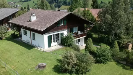 Ansicht Chalet Catarina mit einer Drohne aufgenommen, an der Aegertenstrasse 33 CH-3775 Lenk im Simmental, Das Chalet Catarina in Lenk liegt in der ruhigen Gegend Aegerten, nur wenige Minuten vom Zentrum und der Wallbachbadi tfernt