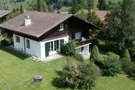 Ansicht Chalet Catarina mit einer Drohne aufgenommen, an der Aegertenstrasse 33 CH-3775 Lenk im Simmental, Das Chalet Catarina in Lenk liegt in der ruhigen Gegend Aegerten, nur wenige Minuten vom Zentrum und der Wallbachbadi tfernt
