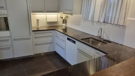 Die Küche im Casa Ramerino in Brissago ist grosszügig und mit allen notwendigen Geräten ausgestattet. Bild vom Wohnzimmer in die Küche