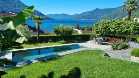 Vom erhöhten Sitzplatz des Casa Ramerino können Sie den Anblick des Gartens, des Pools, Schwimmbad und des Sees sehen welcher alle die Sorgen und der Stress des Alltags vergessen.