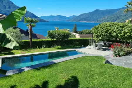 Vom erhöhten Sitzplatz des Casa Ramerino können Sie den Anblick des Gartens, des Pools, Schwimmbad und des Sees sehen welcher alle die Sorgen und der Stress des Alltags vergessen.