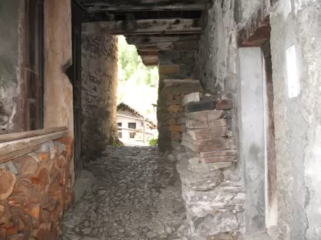 Cannobio nahe der schweizerischen Grenze, ist bekannt für seine charmanten Gassen, die sich durch den mittelalterlichen Stadtkern schlängeln und einen Blick in das Leben in vergangenen Zeiten bieten. Das Bild zeigt eine engen Gasse von Cannobio.