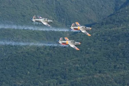 Vor dem Ferienhaus Casa Ramerino fand ein spektakulärer Formationsflug statt, bei dem die P3 Pilatus-Flugzeuge im Mittelpunkt standen. Das Bild zeigt 3 P3 Pilatus Flugzeuge in Formation vorbeifliegen.