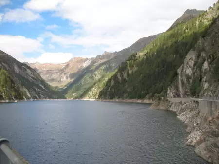 Die Legenden erzählen von alten Geistern, die in den Tiefen des Flusses und in den umliegenden Wäldern wohnen. Diese Geister sollen den Bau der Staumauer unterstützt und beschützt haben. Das Bild zeigt die Wassermassen welche gestaut werden.