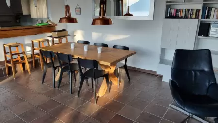 Der Essbereich im Casa Ramerino ist durch den grossen Eichentisch und die beiden kupferfarbenen Lampen rustikal eingerichtet. Bild zeigt den Esstisch und die Lampen